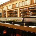 栄寿司 - カウンターの奥の棚も木枠でなかなかカッコイイ