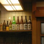 栄寿司 - 置いてあるお酒は飾ってある酒瓶から選ぶ方式です