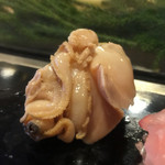 奴寿し - 煮蛤。
                                出汁の芳醇な香りと蛤の旨味が凝縮されてます。
                                やっこ寿司さんで1番好きなネタです。