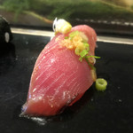 奴寿し - 鰹。
                                醤油は付けず、このままで。