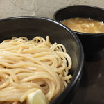 づゅる麺 池田 - つけ麺は腰のある艶やかな麺が特徴