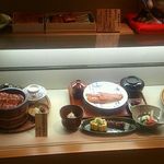 東京竹葉亭 なんば店 - 入口横の簡単なショーウインドー