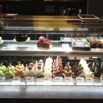 パティスリー アンド カフェ デリーモ - ショーケース全景