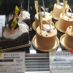 パティスリー アンド カフェ デリーモ - ケーキショーケース