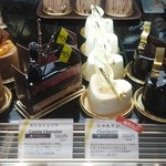 パティスリー アンド カフェ デリーモ - ケーキショーケース