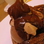 パティスリー アンド カフェ デリーモ - ブラックダンディ ショコラアイス添え