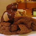 パティスリー アンド カフェ デリーモ - ブラックダンディ ショコラアイス添え