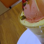 パティスリー アンド カフェ デリーモ - イチゴランデヴー