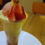 パティスリー アンド カフェ デリーモ - カスタードなみなみ