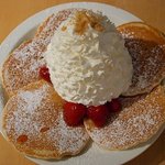 エッグスンシングス - ストロベリーホイップクリームとマカデミアナッツのパンケーキ（上から）