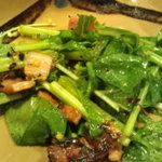 Sakagura Hatsumago - 黒胡椒がピリッと、ほうれん草とベーコンのサラダ