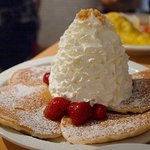 エッグスンシングス - ストロベリーホイップクリームとマカデミアナッツのパンケーキ