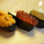 伊勢鮨 - とろけるバフンウニ、まろやかなイクラ醤油漬け、コマイの卵