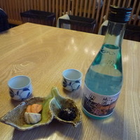 伊勢鮨 - 小樽の日本酒、付き出し550円（岩海苔くらげ、帆立肝の生姜煮