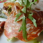 ランチセットのサラダ、サラミソーセージがインパクト有り