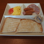 カフェ・ド・クリエ - よくばりモーニングプレート、ソーセージ＆玉子（550円）