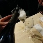 イタリアン バール ラ ファミーリア - 【H28.5.26】ベッレンダ・プロセッコ・コネリアーノ・
      ヴァルドッビアーデネ・ブリュット。お店のお外で乾杯です♪