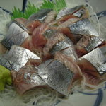 金沢食堂 - 秋刀魚刺はピチピチで、脂の乗りも最高。