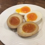 麺作 赤シャモジ - 2種の味付き玉子230円