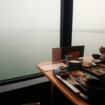 和食 清水 - テーブル席からの曇天の琵琶湖