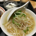 Shan Hai Gaden - 小ラーメン。もやしが一杯入っていて、割と薄味です。