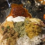 スパイス料理ナッラマナム - 後半は辛味と旨味のオイルとヨーグルト・辛さを特化したスパイスを混ぜて、いただきま〜す