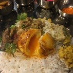 スパイス料理ナッラマナム - いろいろ混ぜ混ぜして半熟卵をパッカーン、いただきま〜す