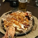 焼栄 - 海老毎回はみ出すし、切るとこわかりませーん！