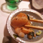 丸萬寿司 - 焼もの　炙り小柱の雲丹和え　リフト