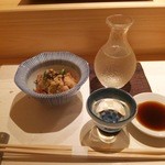 丸萬寿司 - 先付　おから　　うしろ姿　白ラベル 無濾過生原酒27BY　飯沼銘醸(栃木)