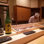 丸萬寿司 - 店内　白木のカウンター