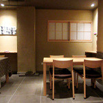 白 - 店内のテーブル席(2016.5月)