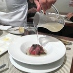 ビストロ ダイア - ２月蝦夷鮑の松坂牛巾着
      コンソメスープがけ