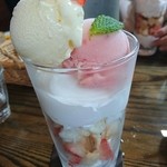 Misheru - 苺とメレンゲのパフェ