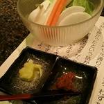パリコレ歌舞伎町 - 野菜かじりにオリーブor味噌を付けて