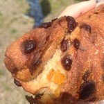 コナテ - 2016年4月：チョコマカダミア(\380+税)…チョコチップ、大きな塊のマカデミアにオレンジピールがたっぷり入っています