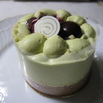 パティスリー リョーコ - ピスタチオのタルト（チェリーがはいってます）