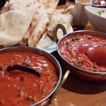 ニルワナム 神谷町店 - 左がベジタブル・ハイドラバディ、右がグリンピース・マサラ