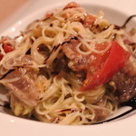 bistro D - カッペリーニは細いパスタのことだよ。
      パスタでカツオって珍しいよね。
      でもバジル風味のパスタにとてもよく合ってます。