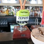 The Duke of Sussex - 木製の手動レバーを動かしてビールを注ぐポンプ