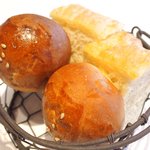 la Brianza - パスタランチ 1100円 の自家製フォカッチャ、丸パン