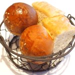 La Brianza - パスタランチ 1100円 の自家製フォカッチャ、丸パン