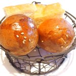 La Brianza - パスタランチ 1100円 の自家製フォカッチャ、丸パン