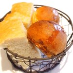 La Brianza - パスタランチ 1100円 の自家製フォカッチャ、丸パン