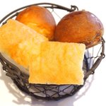 La Brianza - パスタランチ 1100円 の自家製フォカッチャ、丸パン