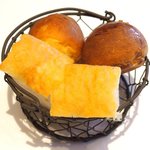 La Brianza - パスタランチ 1100円 の自家製フォカッチャ、丸パン