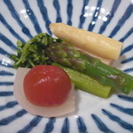 日本料理　宮本 - 季節野菜 （ホワイトアスパラ、グリーンアスパラ、豆苗）の煮浸し、新タマネギの土佐漬け、ミニトマトのシロップ煮