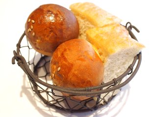 La Brianza - パスタランチ 1100円 の自家製フォカッチャ、丸パン