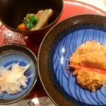 遊食豚彩 いちにいさん 銀座店 - 上から時計回りに　角煮　カツ　ナマス