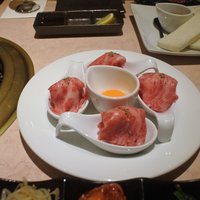 焼肉 銀座コバウ 特別室 - ロースをパンにのせて